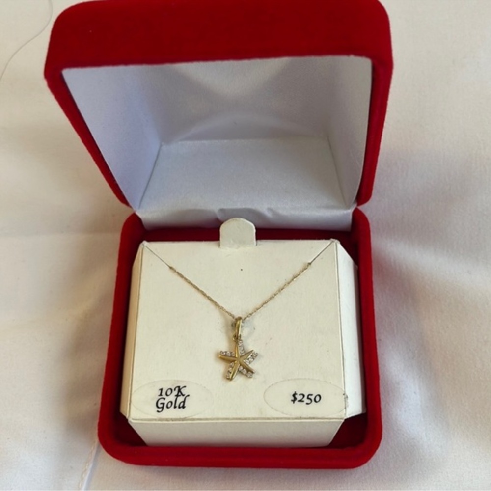 Elegant 10 k Gold star fish  Pendant Necklace